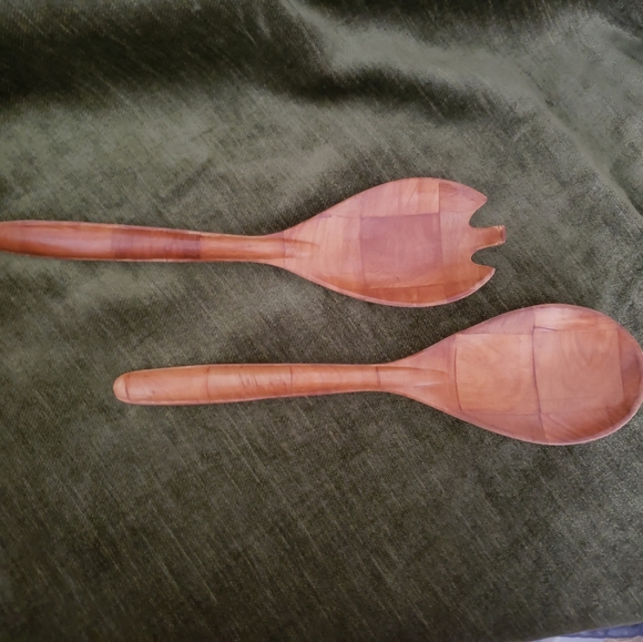 Beautiful Wood Salad Bowl with Serving Utensils - Picture 9 of 11